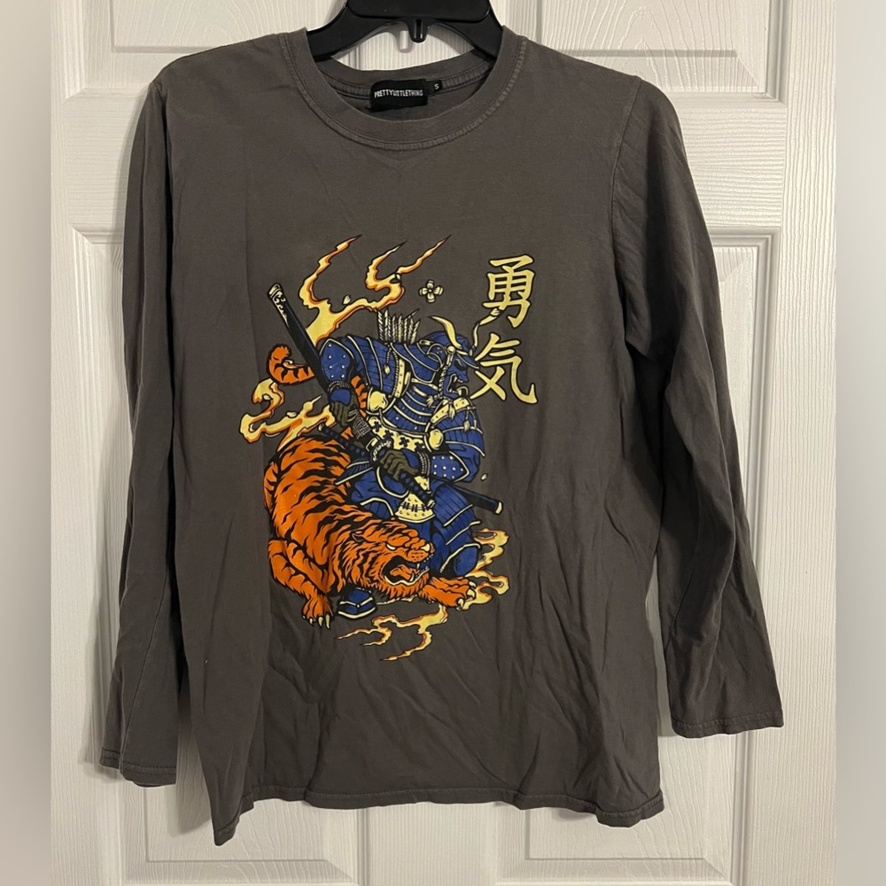 Pretty Little Thing Men’s Long Sleeve Crew Neck Samurai Graphic Tshirt Size S